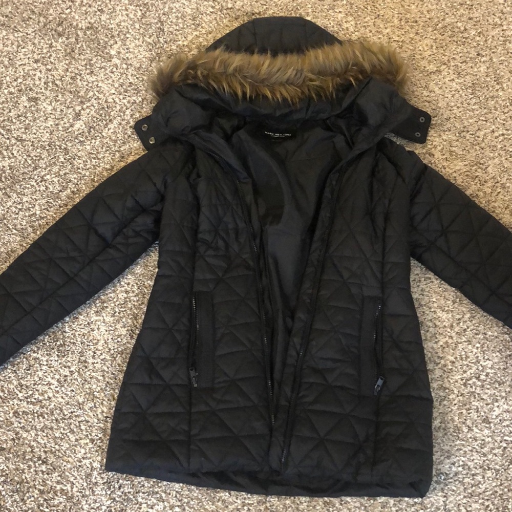Women’s winter coat, faux fur detachable hood. Very gently used.